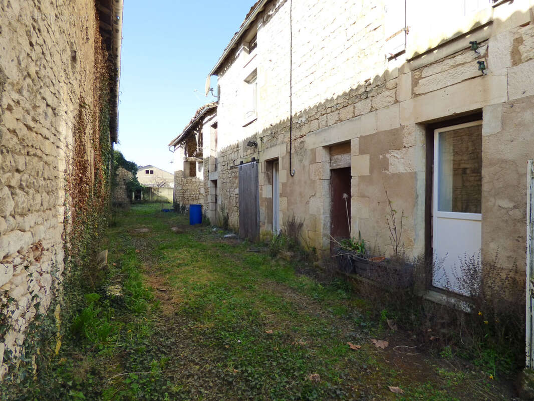 Maison à BONNEUIL-MATOURS