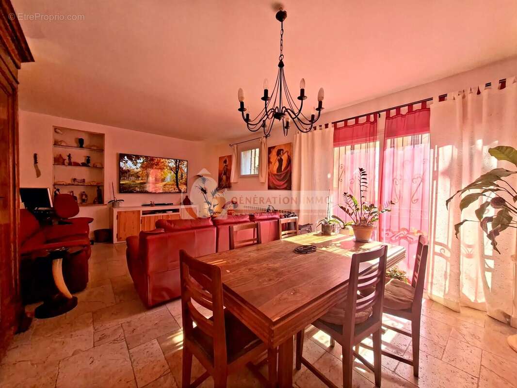 Maison à FONTVIEILLE