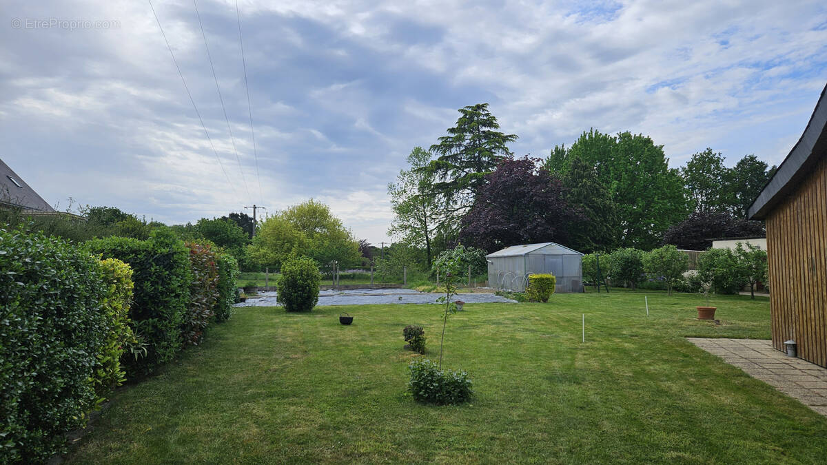 Terrain à SAINT-ERBLON