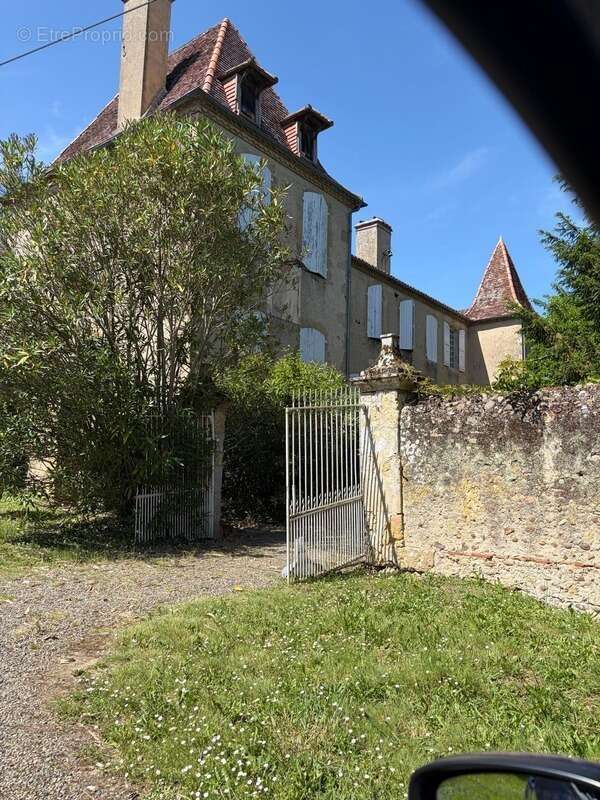 Gers(32), TRES BEAU CHATEAU DE FAMILLE 45HA avec dependances, un peu caché, en position dominante, une belle histoire - photo 41