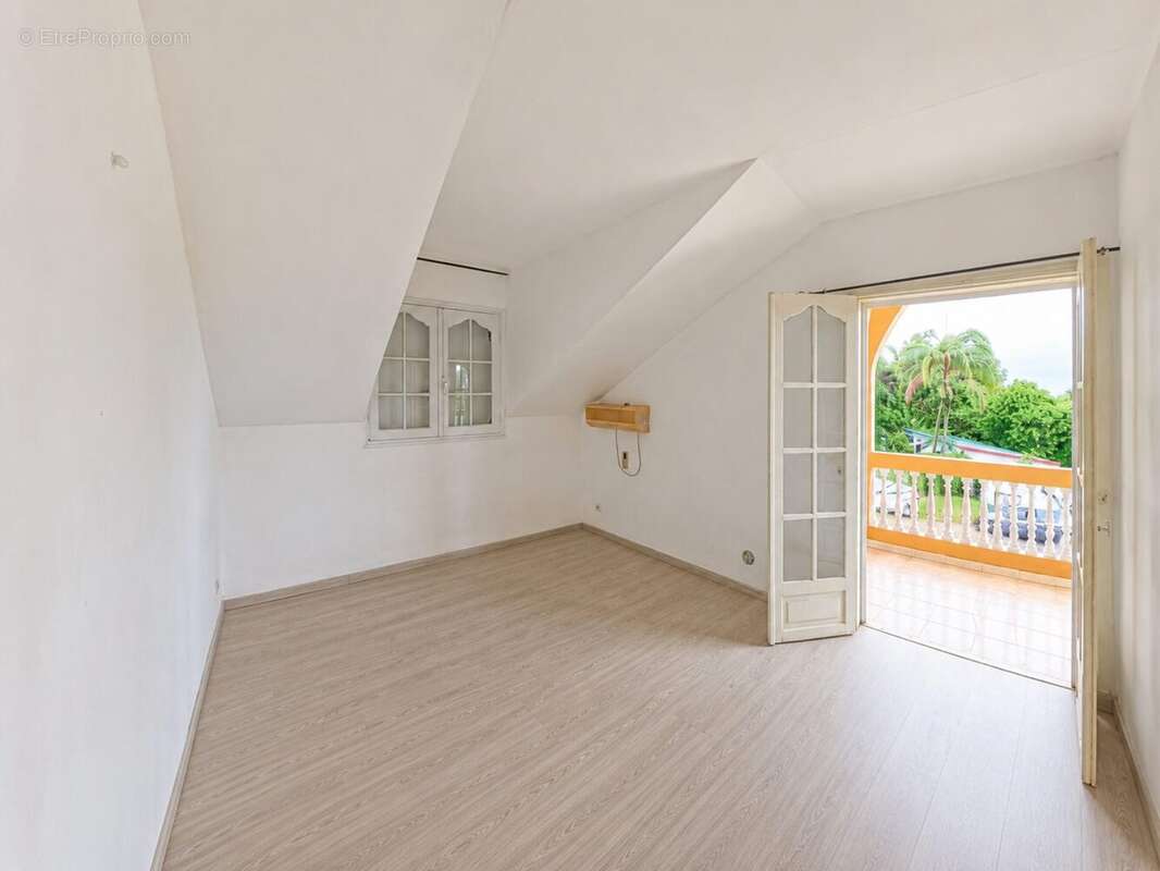 Maison 200 m² à Sainte-Suzanne  - photo 6