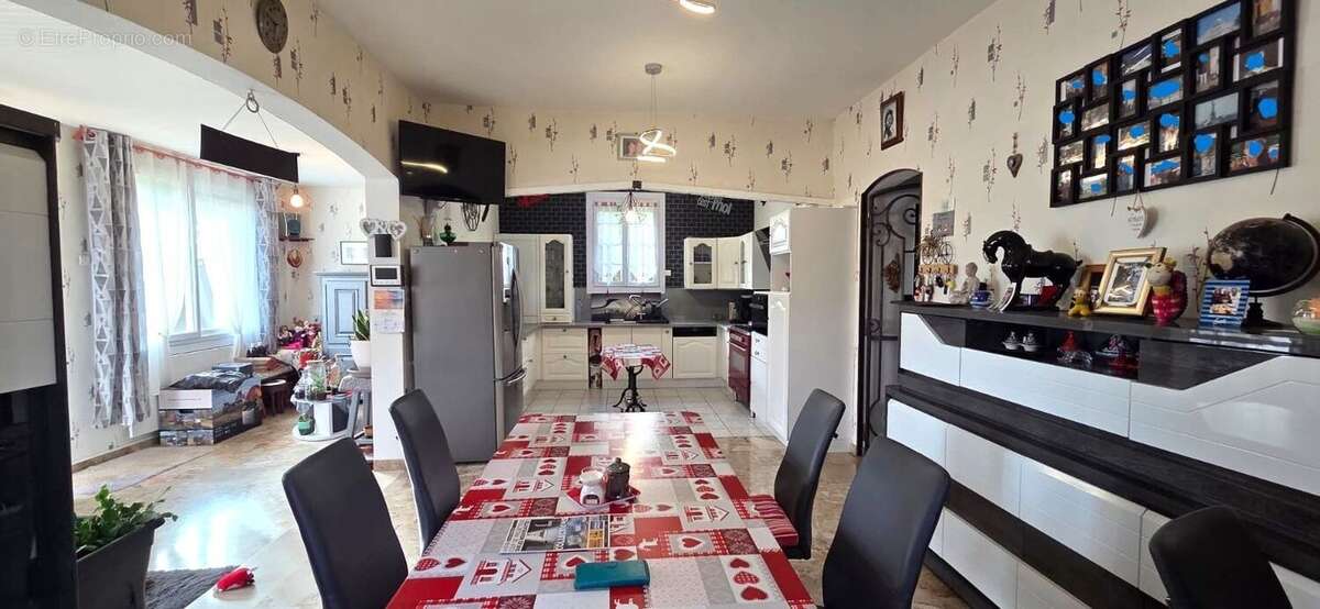 AUBAGNE-MAISON A VENDRE-3 CHAMBRES-CALME-PROXIMITE COMMERCES ET - Maison à AUBAGNE