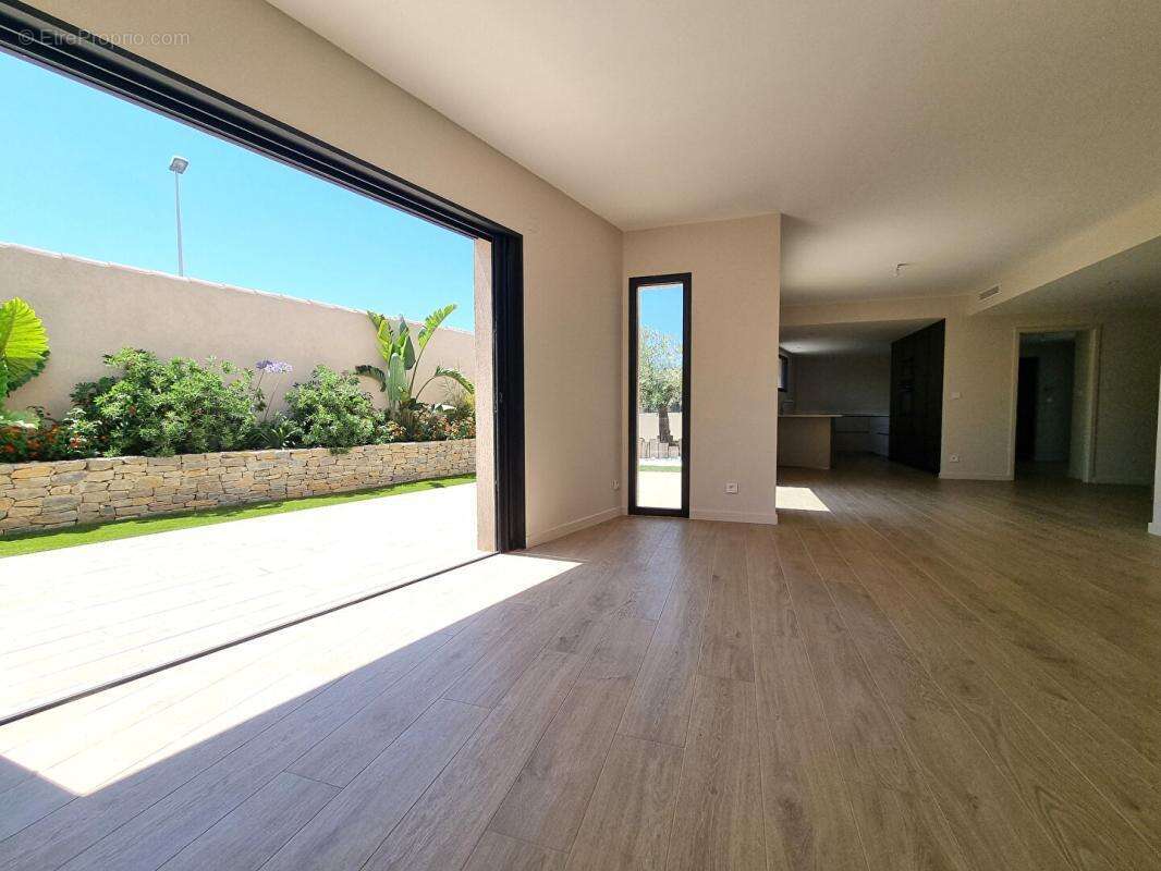 Maison à SAINT-CYR-SUR-MER