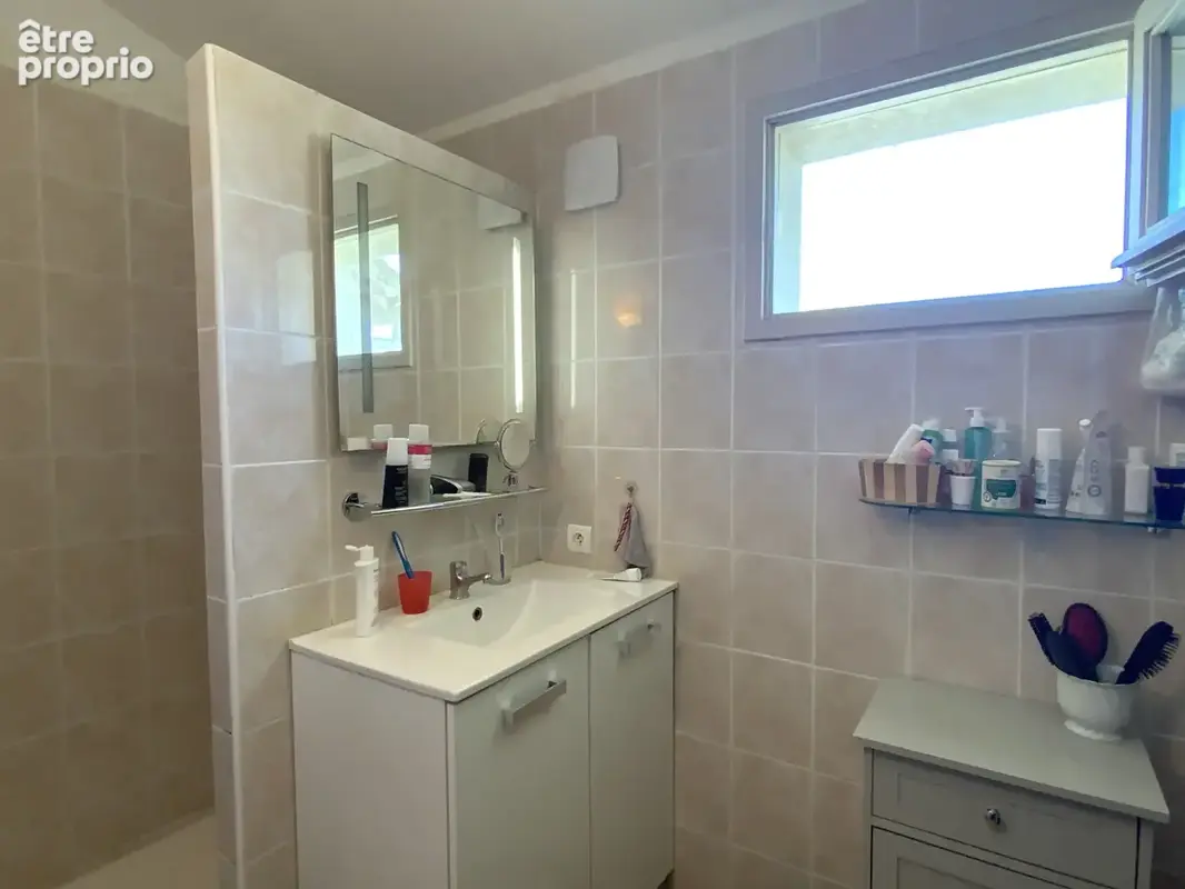 Villa de plain-pied, piscine, terrain paysagé et appartement indépendant. - photo 13
