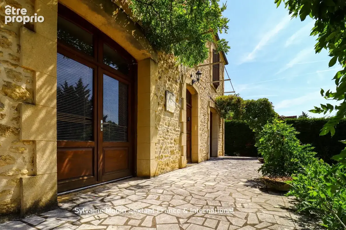 Elegante maison de caractère en pierre, 6 chambres, piscine, dépendances sur un terrain arboré de 5 000 m2 - photo 3