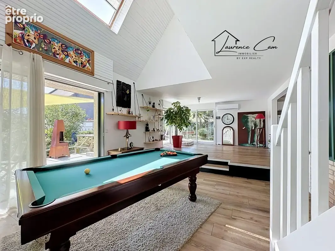 salle de billard et salle à manger dans le fond
