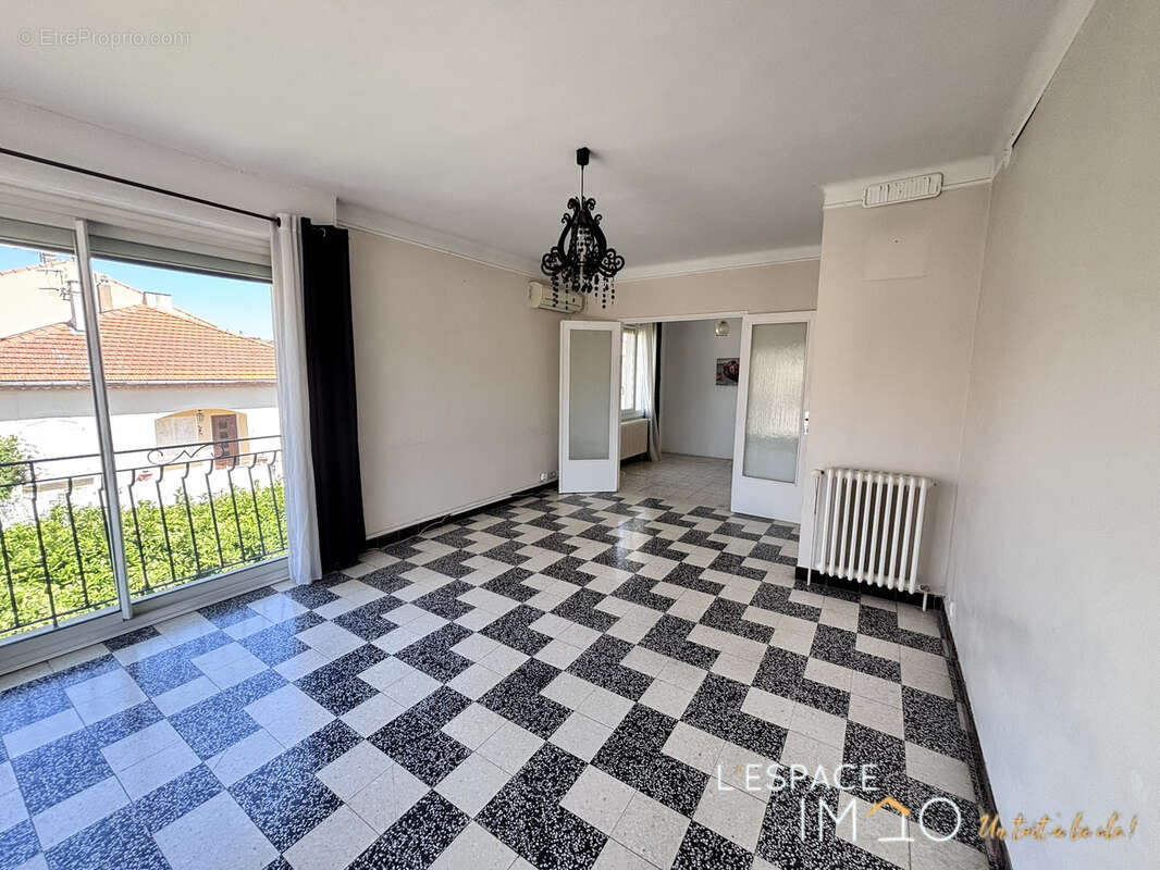 Exclusivité - Maison de ville avec cours et grand garage ! - photo 9