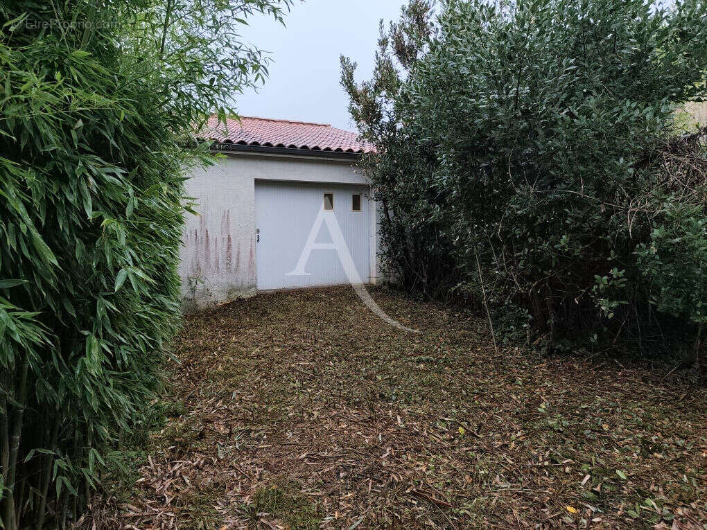 Maison à SAINT-LAURENT-DE-LA-PREE