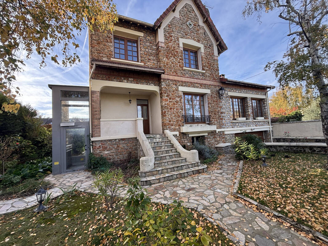 Maison à SAINTE-GENEVIEVE-DES-BOIS