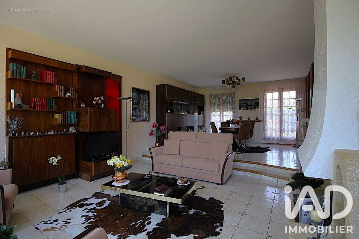 Maison 185 m² à Mandres-Les-Roses  - photo 4