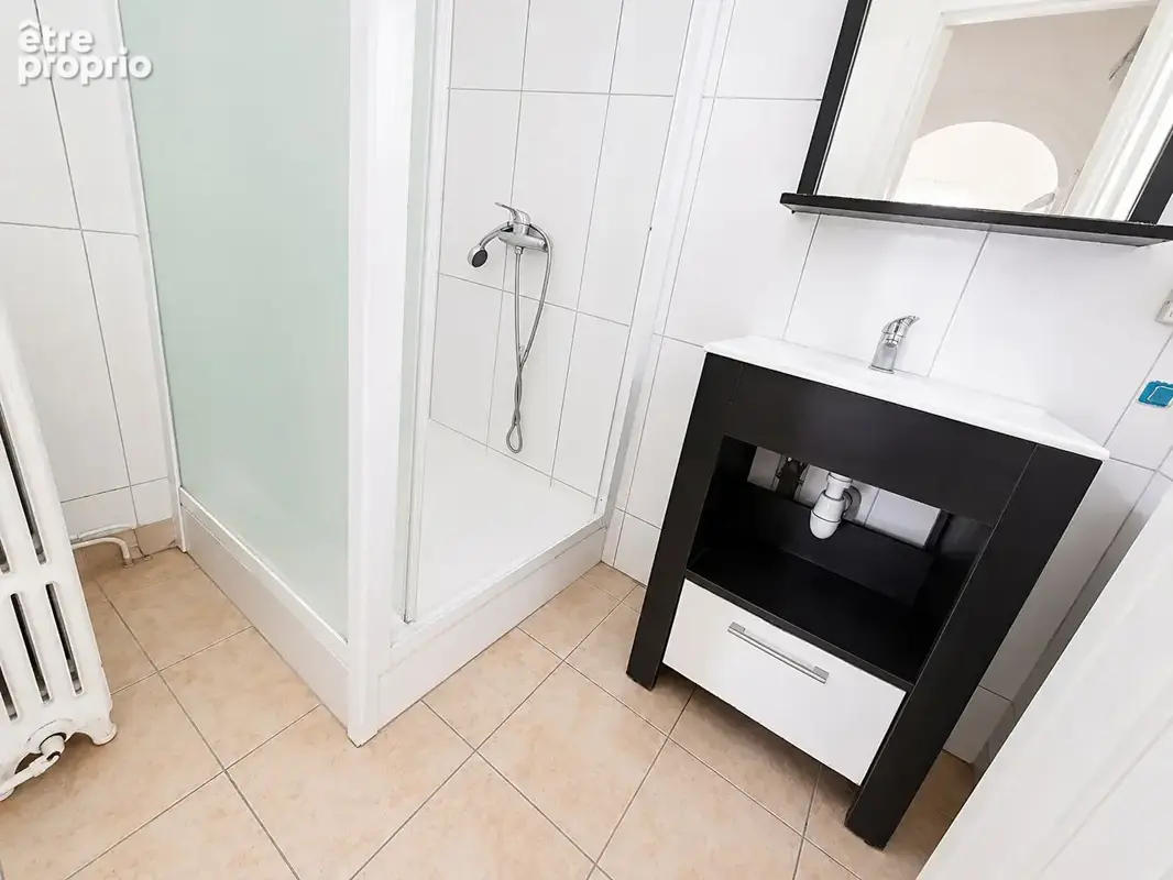 Immeuble de rapport - 3 appartements  + Une maison avec cour et garage - photo 6