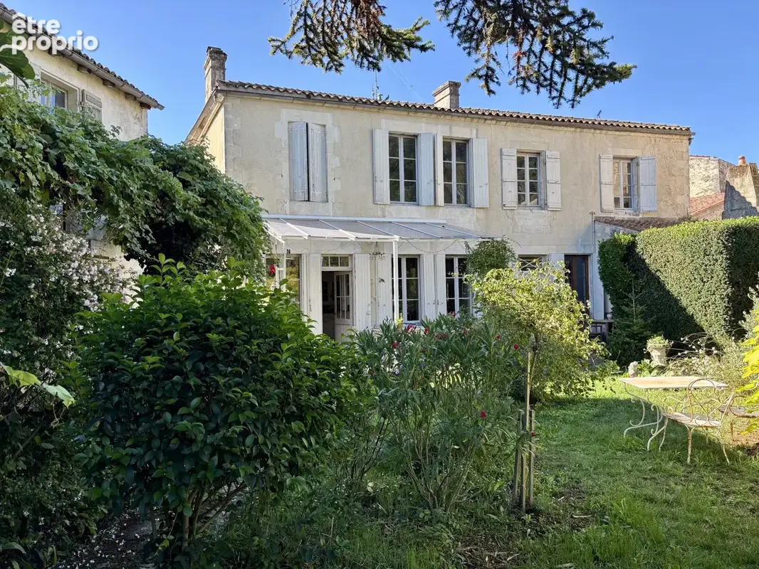 Maison de caractère avec dépendances et jardin - photo 1