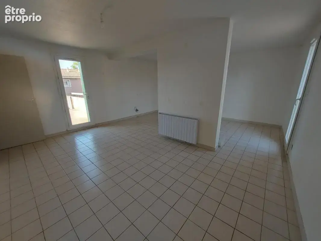 LE PONTET – Maison T6 en triplex avec terrasse et garage - photo 4