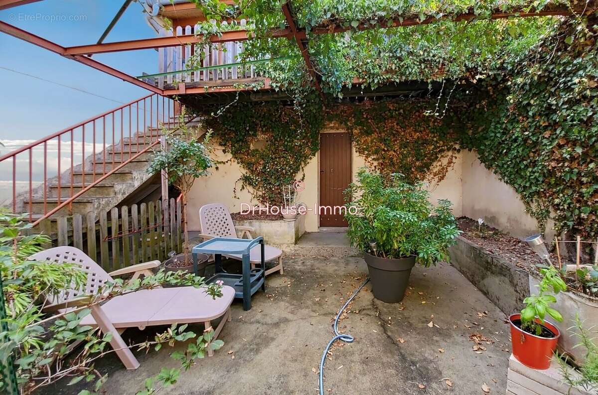 Maison à SAINT-GEORGES-EN-COUZAN