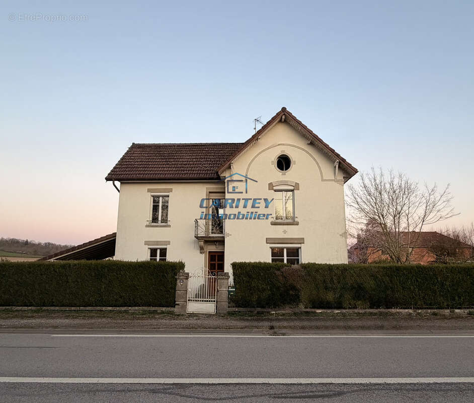 Maison à CONFLANS-SUR-LANTERNE