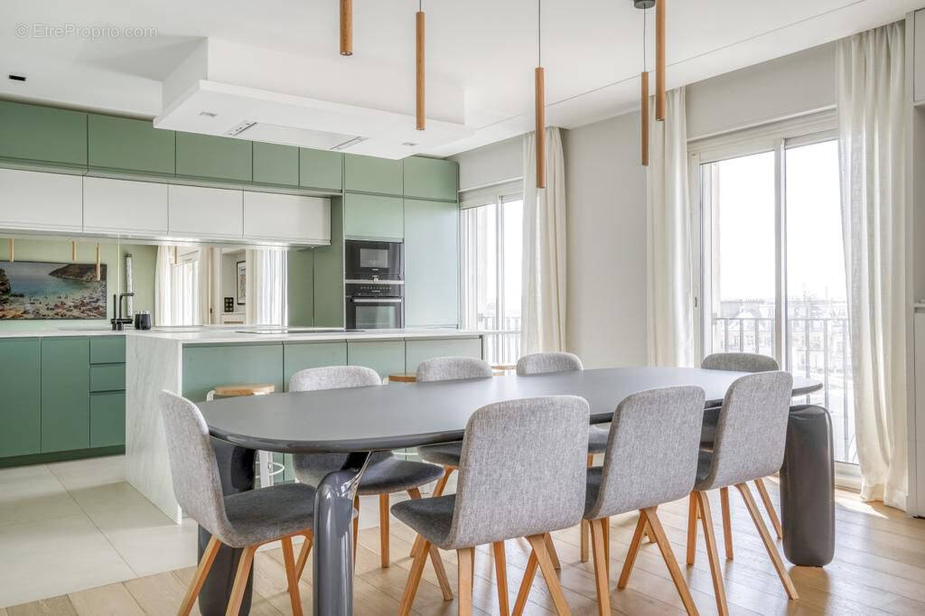 Appartement à PARIS-16E