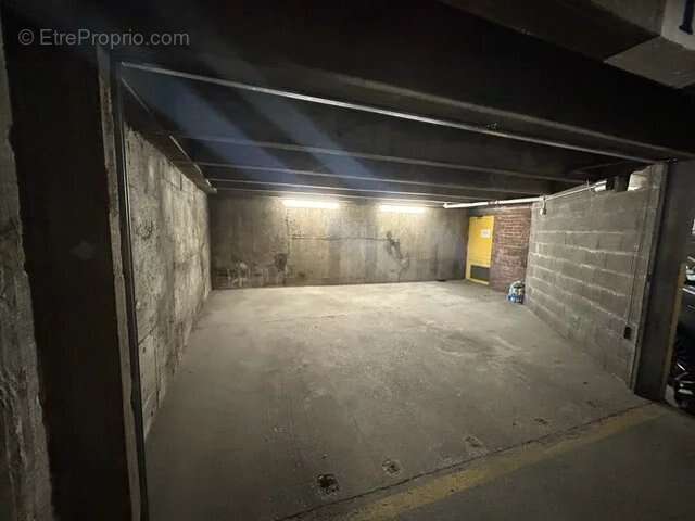 Parking à PARIS-18E