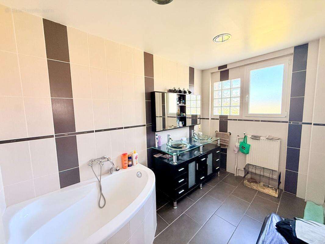 À 10 minutes de la gare LAROCHE-MIGENNES, Maison familiale de 220 m², 6 chambres, sur sous-sol total - photo 10