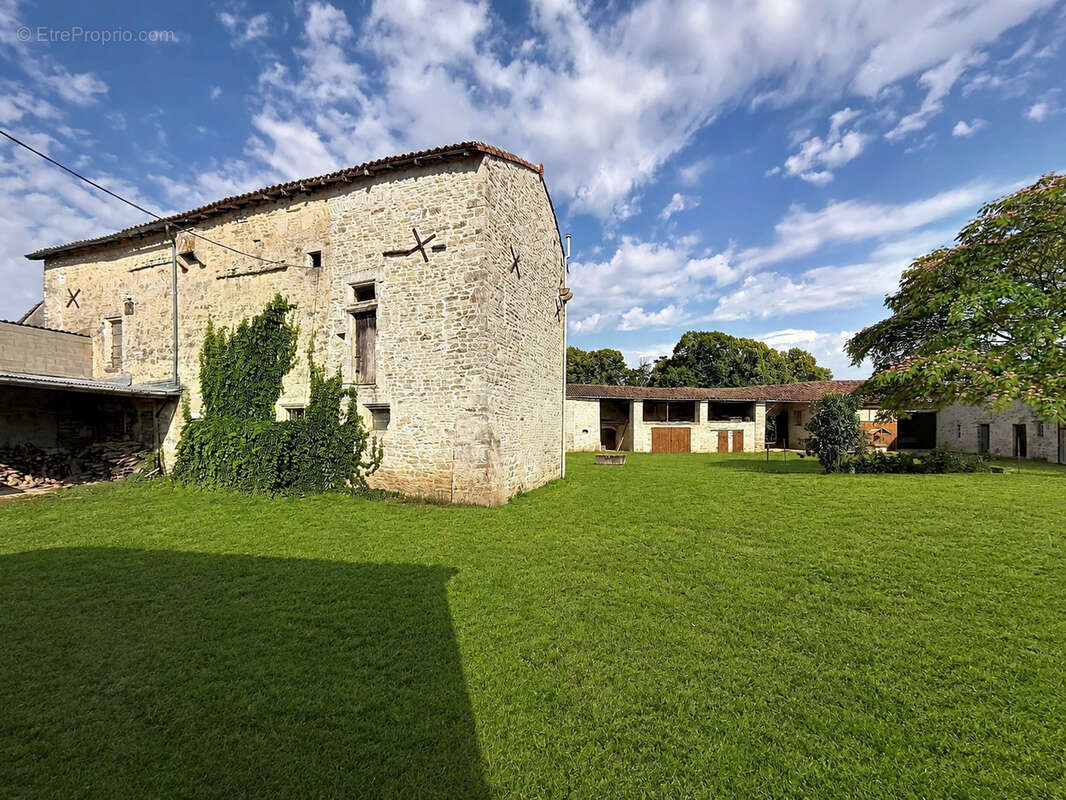 SECTEUR RUFFEC Très beau logis et ses dépendances à rénover - photo 12