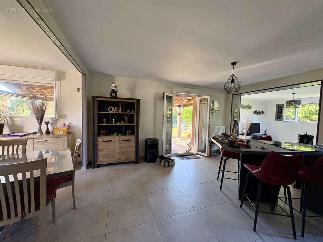 EN exclusivité:  Belle maison familiale avec piscine sur un terrain de 1 187 m2 - photo 8