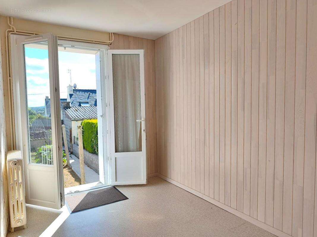 29520 Châteauneuf du Faou maison mitoyenne au calme 3 chambres cuisine salon bureau et garage - photo 3