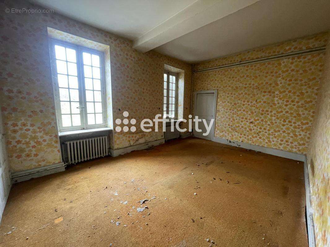 Maison à SAINT-REMY-EN-ROLLAT