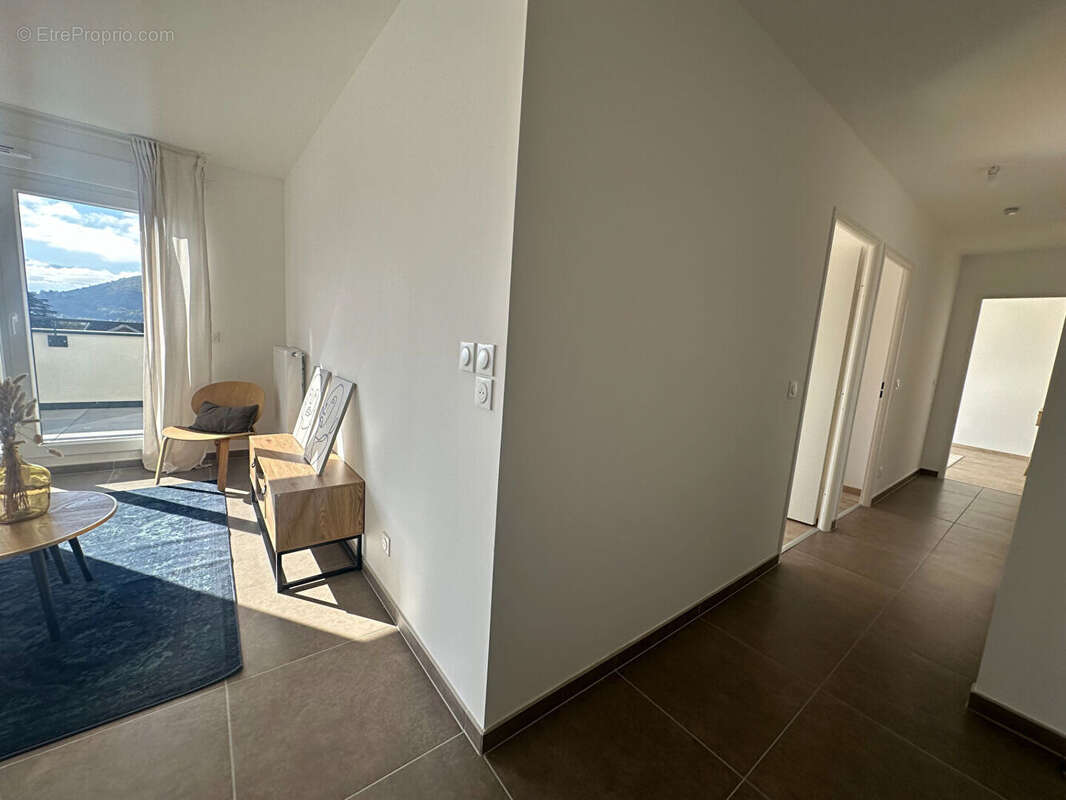À vendre - Appartement 4 pièces 100.60 m²  -Dernier étage -  Ambilly (quartier Croix d'Ambilly) - photo 7