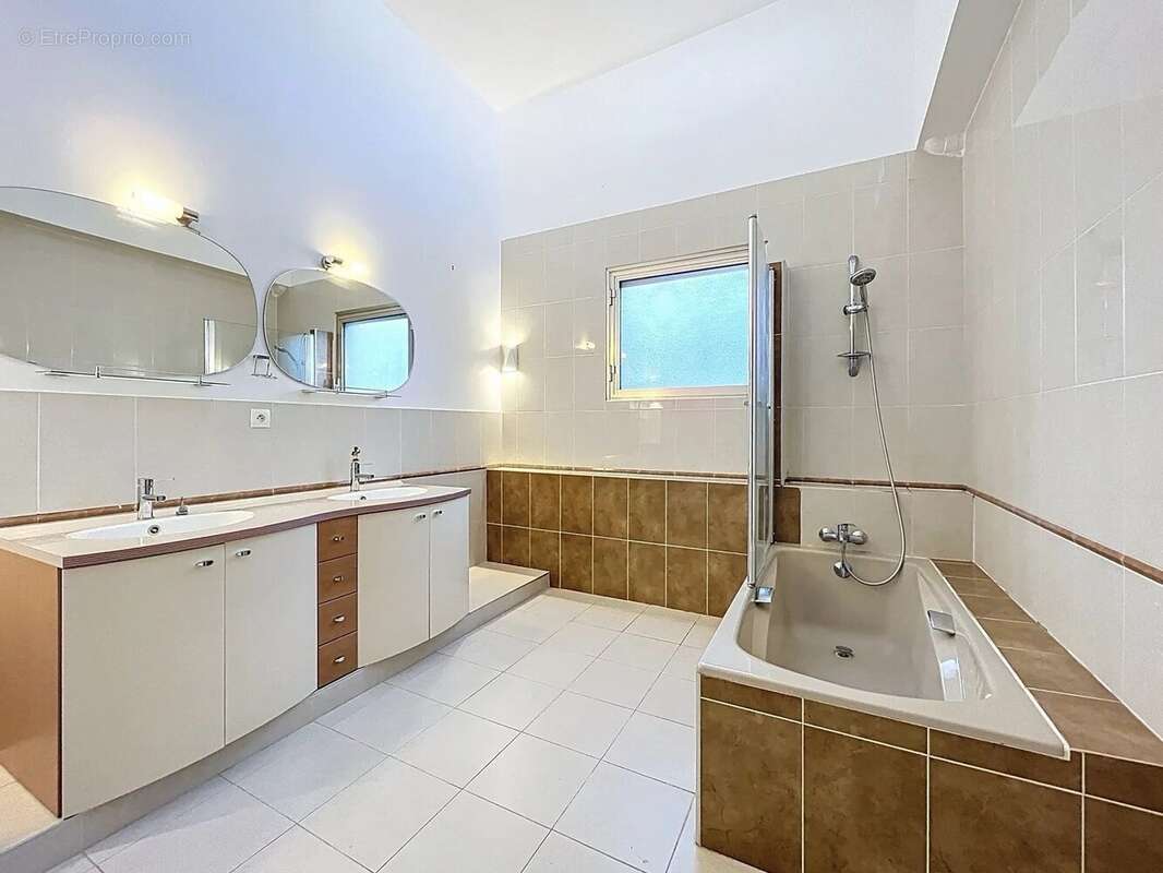 Maison à SAINT-LAURENT-DU-VAR