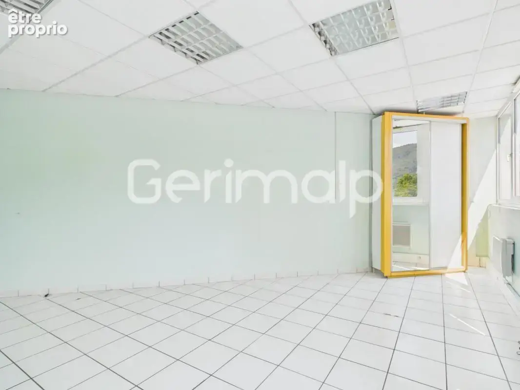 Vente - Appartement - 3 pièces + cuisine - 57 m² - 162 000 € - - photo 4