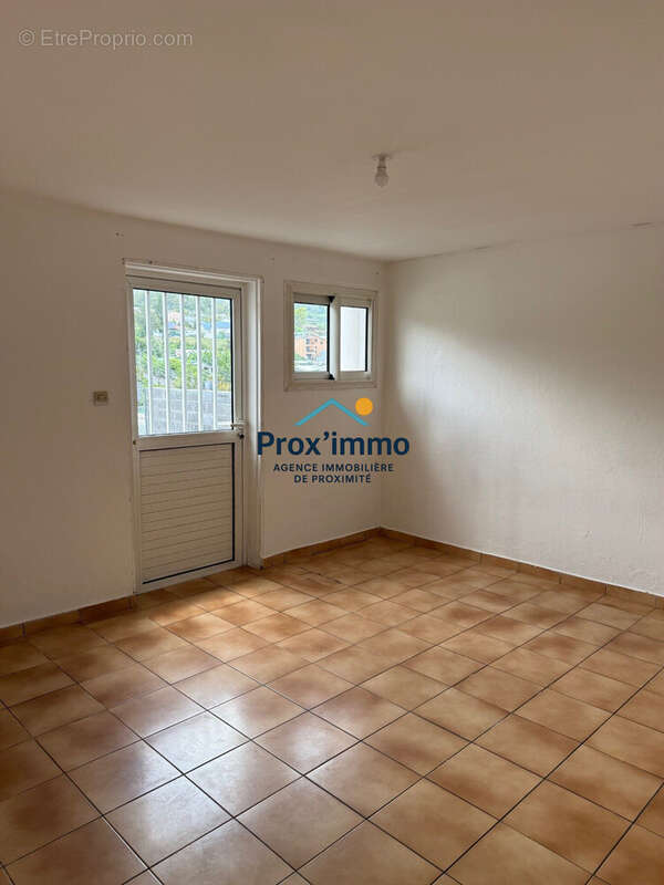 Maison 64 m² à Le Tampon  - photo 7