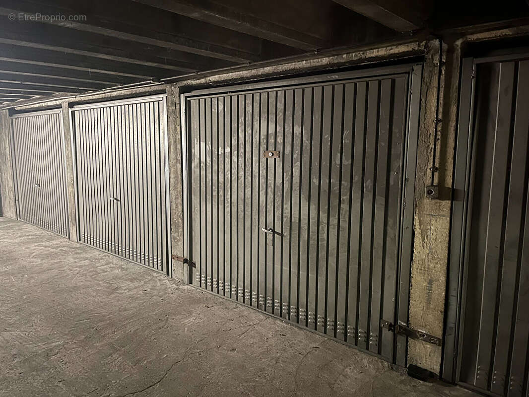 Parking à PARIS-18E