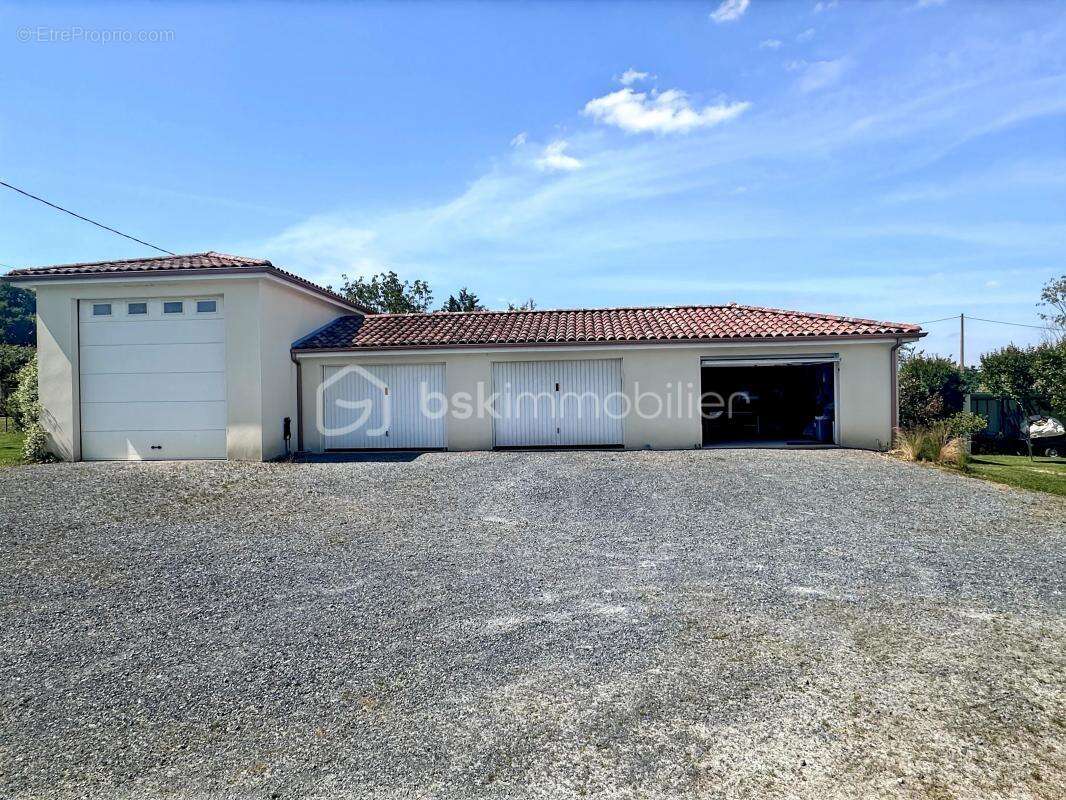 Maison à VILLECOMTAL-SUR-ARROS