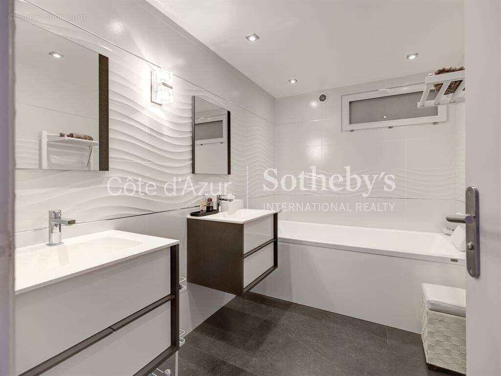 Maison à LA ROQUETTE-SUR-SIAGNE