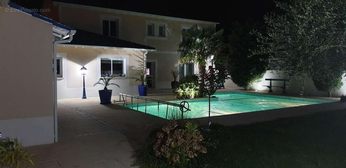 Elégante villa familiale avec piscine chauffée et garage triple - photo 4