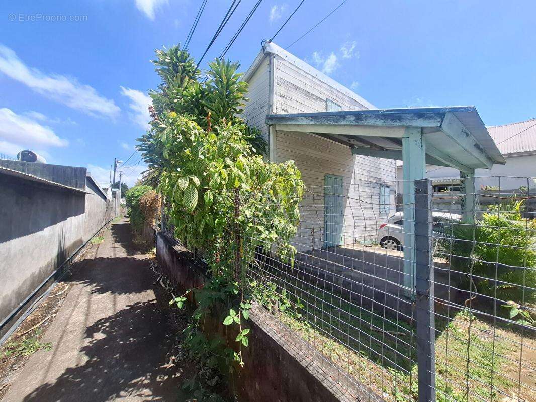 Terrain à LE TAMPON