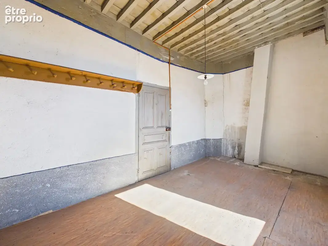 Maison en pierre au coeur du village de Chalencon à réhabiliter avec cour - photo 12