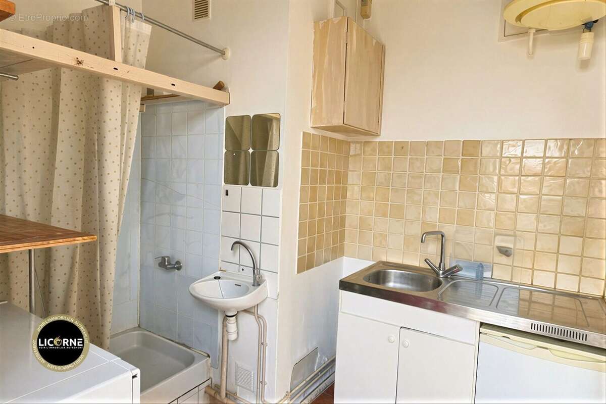 Coin cuisine douche - Appartement à MARSEILLE-4E