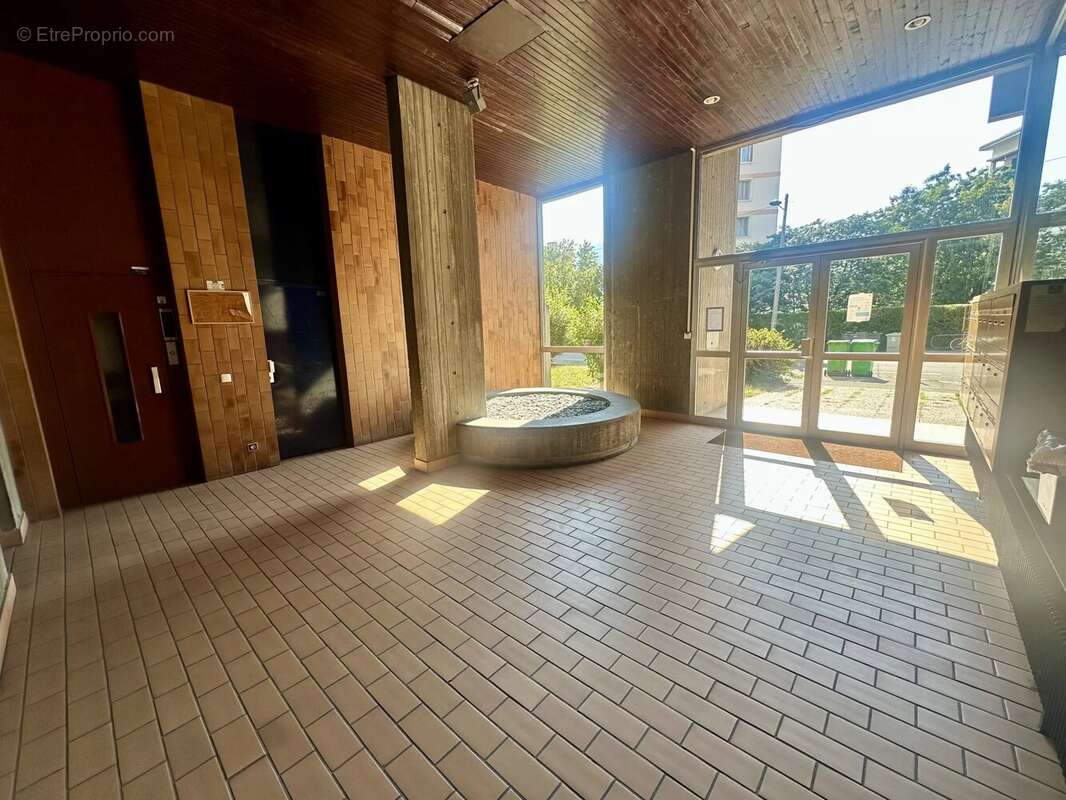 Grenoble – Rue Léon Jouhaux - T2 avec balcon, cave et stationnement privatif - photo 9