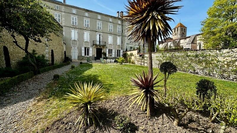 Maison à BARBEZIEUX-SAINT-HILAIRE