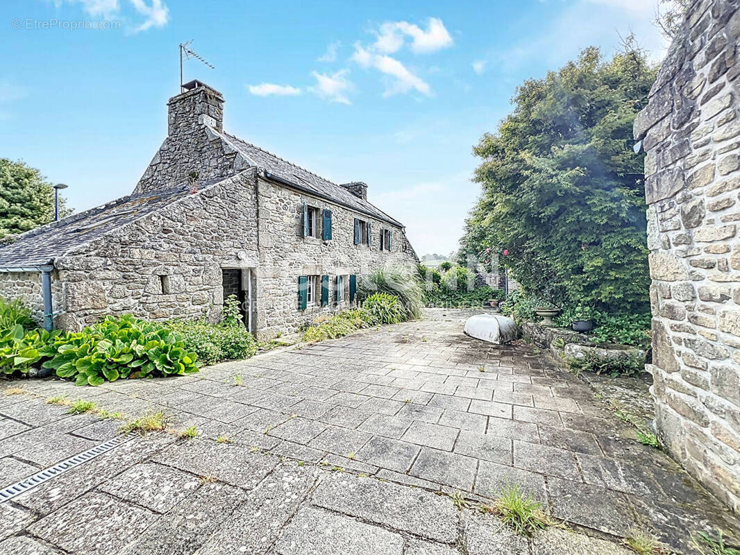 Maison à LAMPAUL-PLOUARZEL