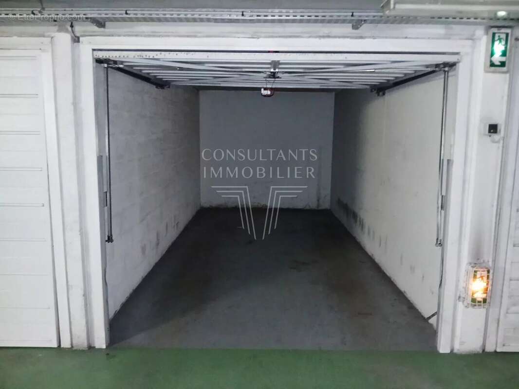 Parking à PARIS-16E