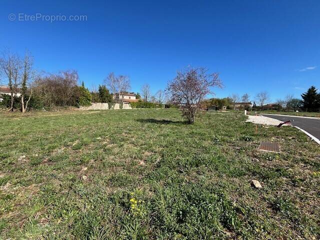 Terrain à AIGRE