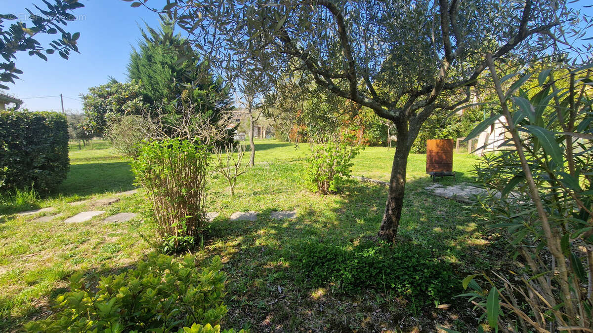 Maison à SAINT-JULIEN-LES-ROSIERS