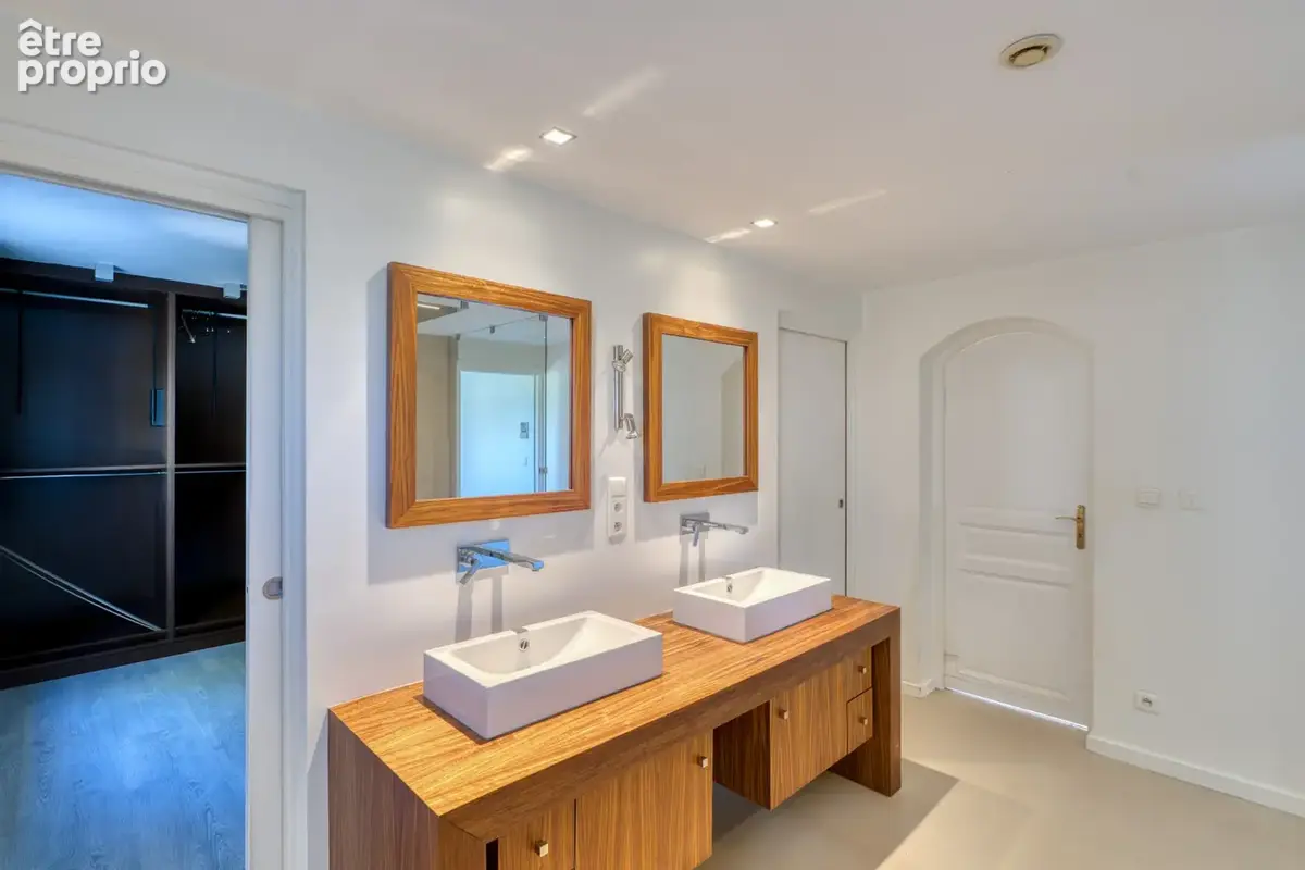 Proche commodités et calme pour cette maison climatisée avec piscine et s-sol complet - photo 8
