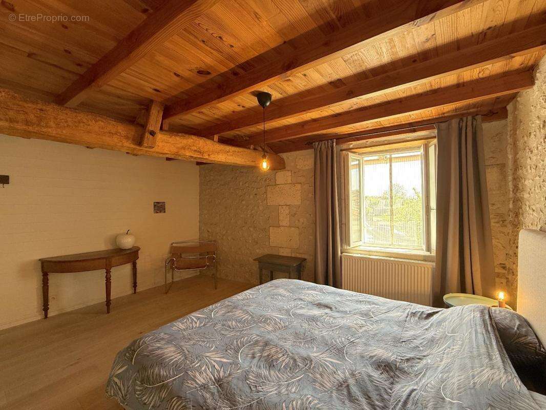 Maison à NANTEUIL-AURIAC-DE-BOURZAC