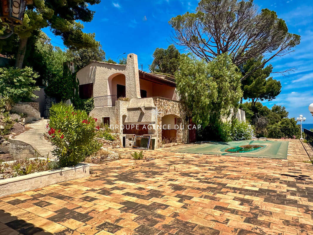 Les issambres villa provençale à rénover avec vue mer panoramique sur le golfe de saint tropez piscine garage - photo 4