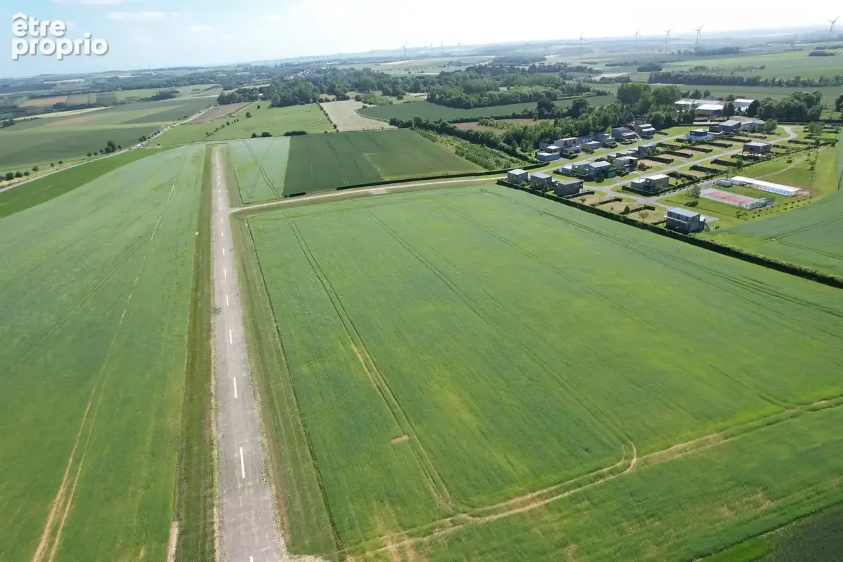 village aéronautique privé Aero Delahaye et piste privée