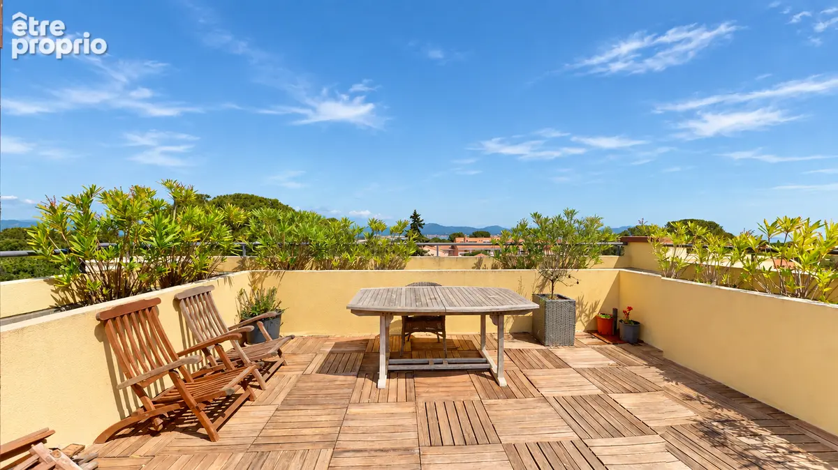 Saint-Aygulf - Appartement Traversant 3 pièces de 71 m2 terrasse panoramique, garage - photo 5