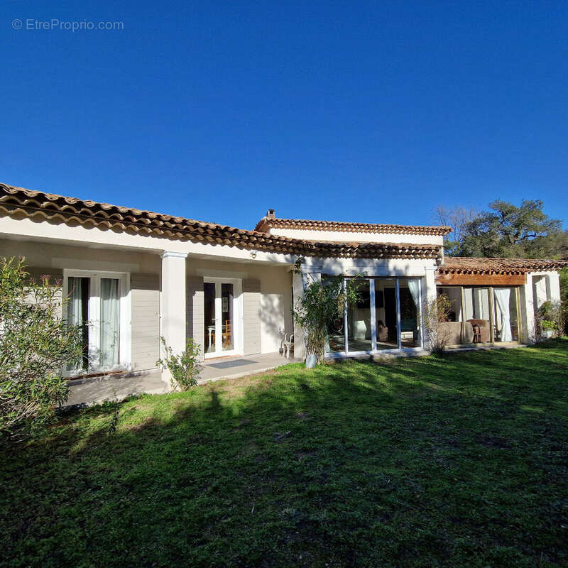 Golfe de St-Tropez villa récente 205 m2 8 pièces, 5 chambres dont 3 de plain-pied... - photo 2