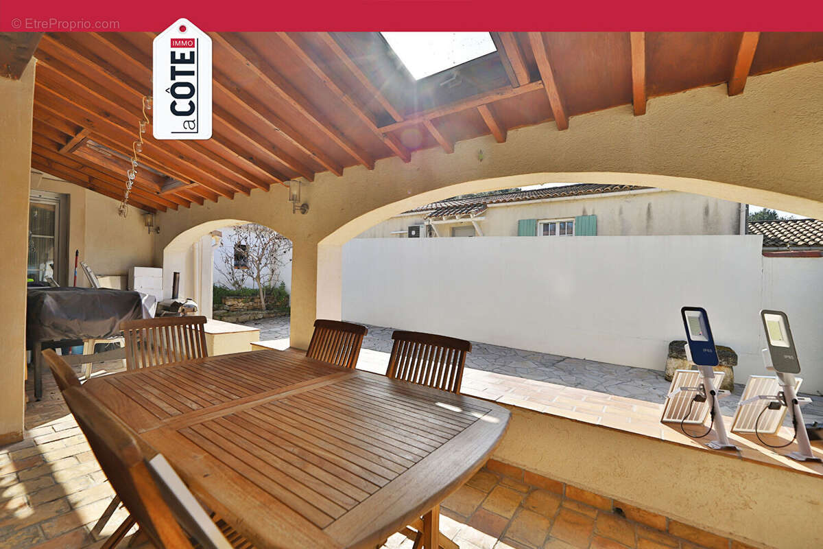 Maison à SAINT-MITRE-LES-REMPARTS